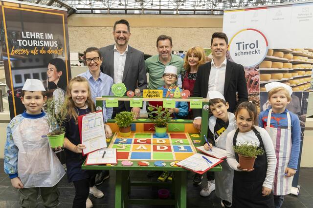 Anna Kurz, Fachgruppenobfrau Gastronomie, Alois Rainer, Spartenobmann Tourismus, Stefan und Nadja Elmer von EEC sowie Simon Franzoi, Geschäftsführer der Sparte Handel (v.l.), freuten sich über den Tatendrang, mit dem die Schüler die Erlebniswelt „Guten Appetit“ entdeckten. | Foto: Die Fotografen