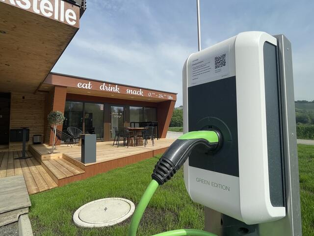 Sehr benutzerfreundlich präsentiert sich die E-Lade-Station beim neuen "Drive in" von Holzbau Watz in Heimschuh an der Sulmtalstraße. Bequem können das E-Auto oder das E-Bike rund um die Uhr geladen werden. Bei einem Sommernachtsfest am 15. Juni wird die Eröffnung des "Drive in" gemeinsam mit der Bevölkerung gefeiert. | Foto: Tanja Adam