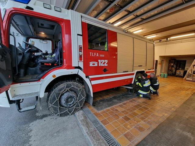 Feuerwehr legte Schneeketten an ihren Fahrzeugen an. | Foto: Freiwillige Feuerwehr Keutschach am See