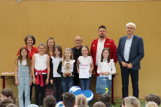 Den ersten Platz machten die „Helfi-Kids“ aus der VS Waldzell. Sie gewannen den heiß begehrten Helfi-Pokal, gesponsert von der Firma Team7. | Foto: RK Ried
