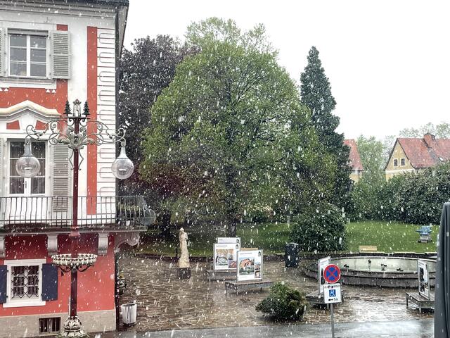 Es schneit am Hauptplatz in Deutschlandsberg. | Foto: Regionalmedien