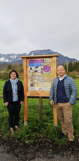 Christian Rettenbacher, Obmann TVB Puch und Andrea Hager, Ortsbäuerin von Puch, am Themenweg. | Foto: TVB Puch