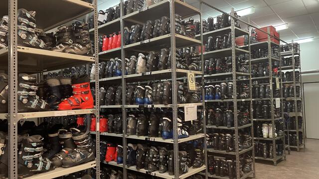 Rund 1.450 paar Skischuhe stehen im städtischen Verleih für Schülerinnen Schüler bereit. | Foto: Kathrin Klemm/RMW