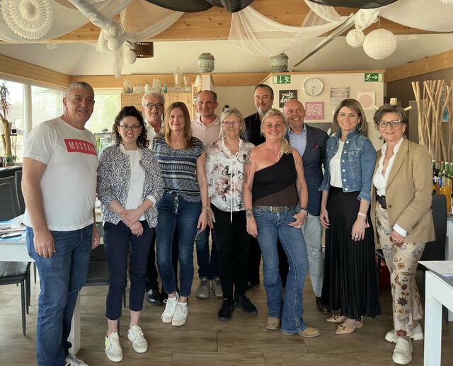 Die Mitgliedsbetriebe der „Edition Carnuntum“ unterzeichneten den ARGE-Vertrag: Andreas Stöckl (Hotel-Restaurant Stöckl), Eva Krautsieder (GH Krautsierder), Franz Jöchlinger (Tourismusregion Carnuntum-Marchfeld), Margit Neubauer (Tourismusbüro Carnuntum-Marchfeld), Manfred Edelmann (Weingut &amp; Gästezimmer Edelmann), Ingrid Murinova (Restaurant &amp; Hotel König Stefan), Roman Krivosudsky (Hotel Altes Kloster), Manuela Werny (Ferienwohnungen Hippocampus), Friedrich Eisenbock (Kurzentrum Ludwigstorff), Kathrin Hoffmann-Schremser (Gasthof Hoffmann), Michaela Gansterer-Zaminer (Gasthof Zum Goldenen Anker) | Foto: TV Carnuntum-Marchfeld