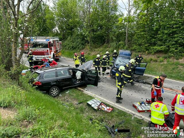 Die B 6 war Schauplatz eines schweren Verkehrsunfalles mit drei verletzten Personen. | Foto: FF Ernstbrunn