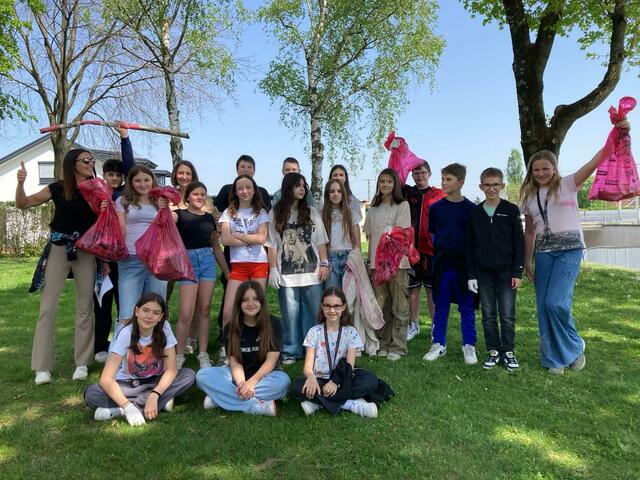Schülerinnen und Schüler der MS Lebring beim Frühjahrsputz. | Foto: MS Lebring