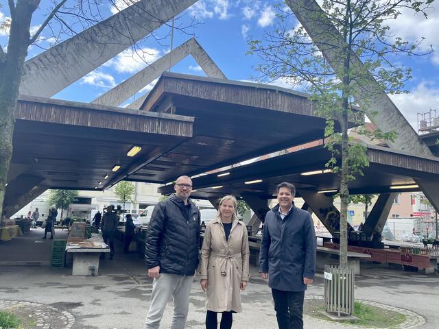 Ab 2025 muss die Markthalle am Hofbauerplatz neu errichtet werden. Am Foto: Projektkoordinator Vladimir Strecansky, Vizebürgermeisterin Judith Schwentner und Stadtbaudirektor Bertram Werle (v.l.) | Foto: MeinBezirk.at