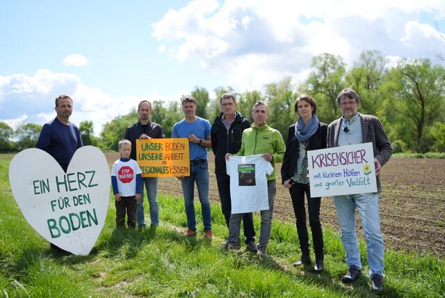 LAbg. Andreas Lackner, Katja Maurer (2.v.r.) und Co. sind gegen den Straßenausbau und für den Verbleib der Flächen bzw. Böden.  | Foto: Grüne 