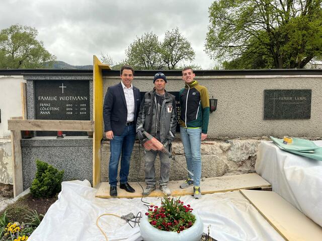 Über die Mauersanierungen machten sich Bürgermeister Manuel Aichberger und Assistenz Stadtamt &amp; Bauamt Lukas Brader, gemeinsam mit Sarkany Zsolt von der Firma Traunfellner, ein Bild. | Foto: Stadtgemeinde Lilienfeld