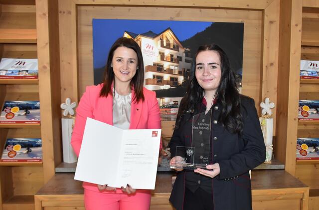 LR Astrid Mair gratuliert Daniela Lenz zur Auszeichnung "Lehrlings des Monats April 2024". | Foto: Land Tirol/Gerzabek