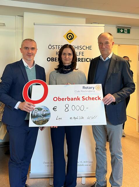 Bei der Scheckübergabe (von links): Josef Schmid (Präsident Rotary Club Pöstlingberg), Maria Sauer (Geschäftsführerin Krebshilfe OÖ) und Martin Burian (Präsident Krebshilfe OÖ). | Foto: Krebshilfe Oberösterreich