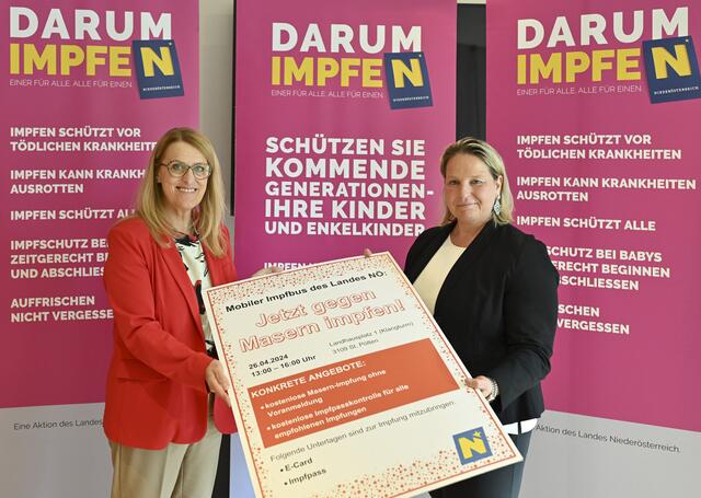 LRin Ulrike Königsberger-Ludwig und Dr.in Regina Klenk (NÖ Santiätsdirektorin). | Foto: NLK Filzwieser