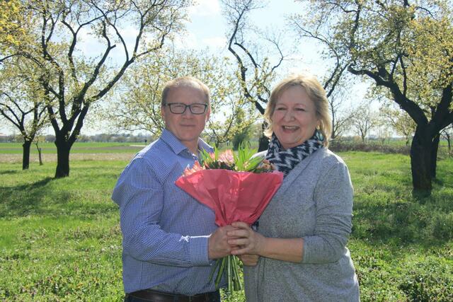 Josef Maurovich ist aktueller Obmann des Vereins Kittseer Marille und bedankt sich mit Blumen bei seiner Vorgängerin Maria Bezenek-Salvamoser. | Foto: Marillenverein Kittsee