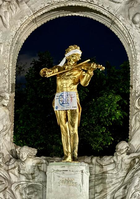 In einer nächtlichen Aktion wurden unter anderem der Johann-Strauss-Statue die Augen verbunden. | Foto: Scientist Rebellion