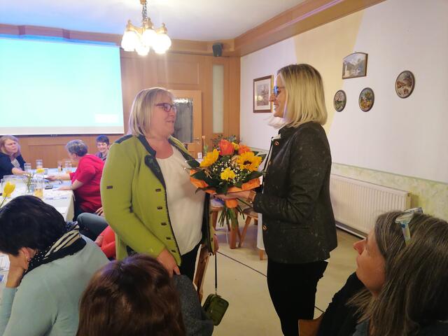 Bürgermeisterin Ulrike Trybus gratuliert der neue gewählten Gemeindebäuerin.