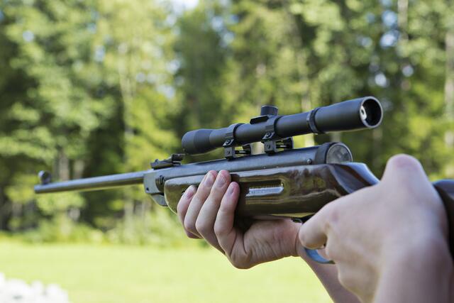 Am Dienstag am frühen Abend kam es zu einem Schussunfall auf einem Schießstand in Reutte. Dabei wurde ein 59-Jähriger verletzt. | Foto: panthermedia_net/vetdoctor (Symbolbild)
