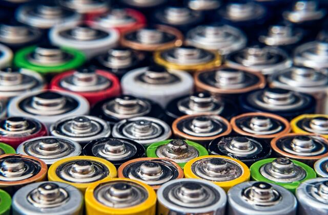 Weil Recycling in diesem Fall besonders wichtig ist, appellieren Experten an das fachgerechte Entsorgen von Lithium-Ionen-Batterien in Wien. | Foto: Roberto Sorin/Unsplash