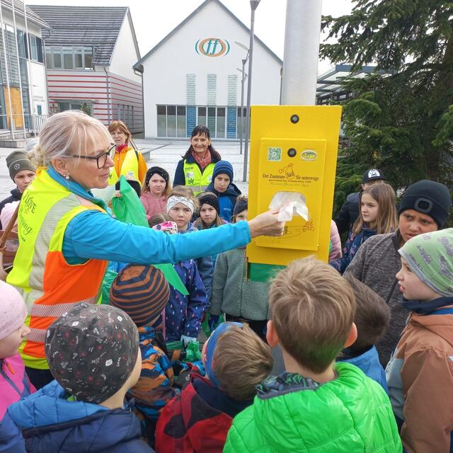 Die Obfrau der Clean4tler, Christina Gattermaier-Humer präsentiert Volksschulkindern den Zsamramsack. | Foto: Clean4tler OÖ