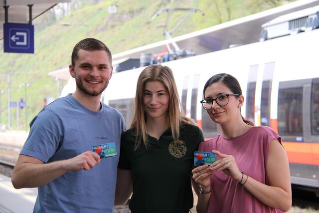 Clemens Reismann (Sachbearbeiter im Referat für Weiterbildung und Nachhaltigkeit), Lena Brensberger (Referentin für Weiterbildung und Nachhaltigkeit) und Laura Brunthaler (Sachbearbeiterin im Referat für Weiterbildung und Nachhaltigkeit) freuen sich, den Leobener Studierenden nun ein KlimaTicket Steiermark zum Ausleihen bieten zu können. | Foto: ÖH Leoben