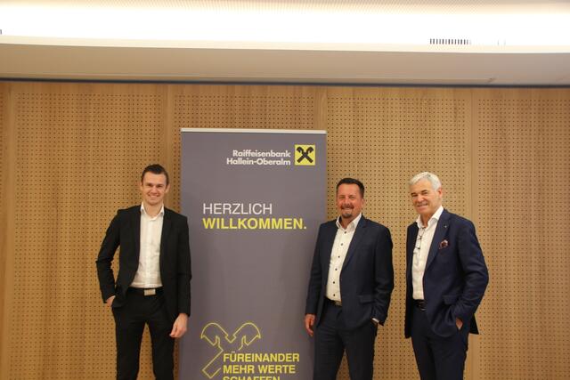 "An beiden Standorten wird nach wie vor der Privatkunde beraten. Wir legen weiterhin großen Wert auf eine persönliche Kundenbetreuung. Da wir unsere Kunden kennen, haben wir bereits jetzt mit der Beratung der Umstellung begonnen", sagt Direktor Herbert Weiss (3.v.l).  | Foto: Martin Schöndorfer, 2024