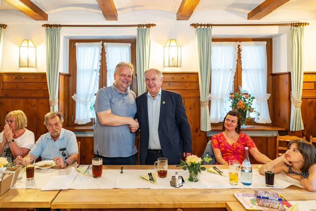 zwei Bürgermeister Ing. Michael Karl und 1. Bürgermeister Klaus Hacker und Organisator Klaus Keim jeweils mit der besseren Hälfte | Foto: Herbert Fauster