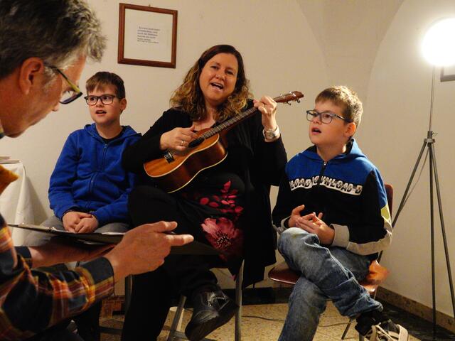 Carmen Streißnig-Fink leitete mit wunderbarer Stimme, begleitet von ihren Söhnen Fabian  und Raphael, die Lesung musikalisch ein.