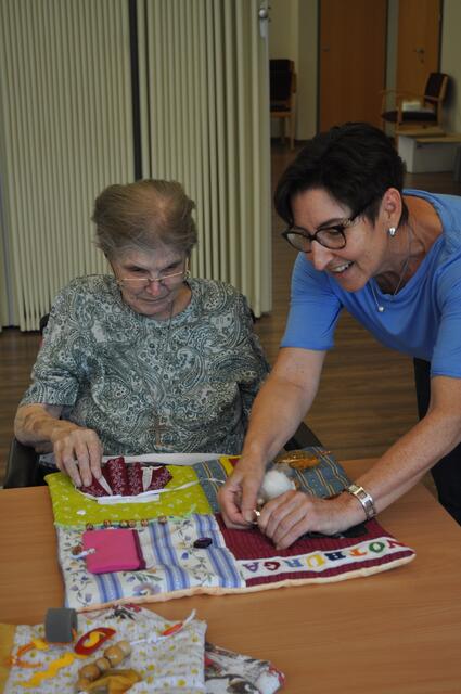 Sr. Notburga mit Fühldecke und Fr Glatzl | Foto: Mater Salvatoris