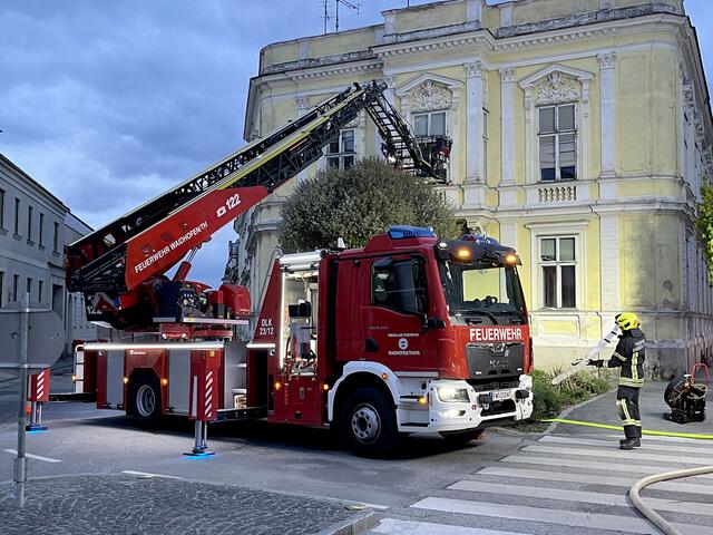 Kurz nach 19 Uhr rückten die Übungsteilnehmer mit den vorgesehenen Einsatzfahrzeugen in die Bahnhofstraße aus. | Foto: Feuerwehr Waidhofen/Thaya