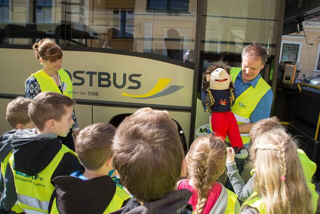 Ziel der Aktion ist die Sensibilisierung der Kinder für die Herausforderungen bei der Schulbusbenutzung. | Foto: KFV/APA-Fotoservice/Juhasz