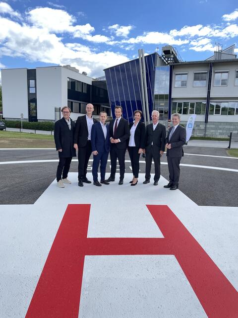 Der neue Helikopter-Landeplatz am LKH Weiz ist ab sofort einsatzbereit. Das Führungsteam des Weizer Krankenhaus, sowie Vertreter aus Politik und Gemeinde freuen sich über die positiven Entwicklungen für die Bevölkerung in der Region. | Foto: Regionalmedien Steiermark/Vorraber