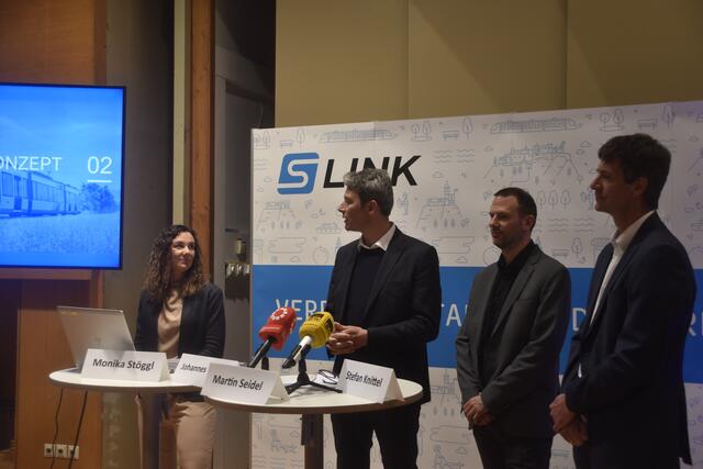 Monika Stöggl, Leiterin Rechtsabteilung S-Link Projektgesellschaft, Johannes Gfrerer, Gf. Salzburger Verkehrsverbund, Martin Seidel, ILF Consulting Engineers, Stefan Knittel, Gf. S-Link Projektgesellscahft (v.l.). | Foto: Thomas Fuchs