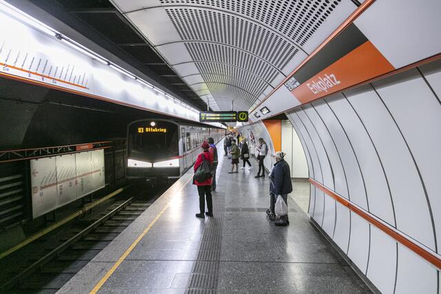 Wegen eines Feuerwehreinsatzes ist die U3-Station Enkplatz evakuiert worden. Weitere Infos folgen | Foto: Manfred Helmer