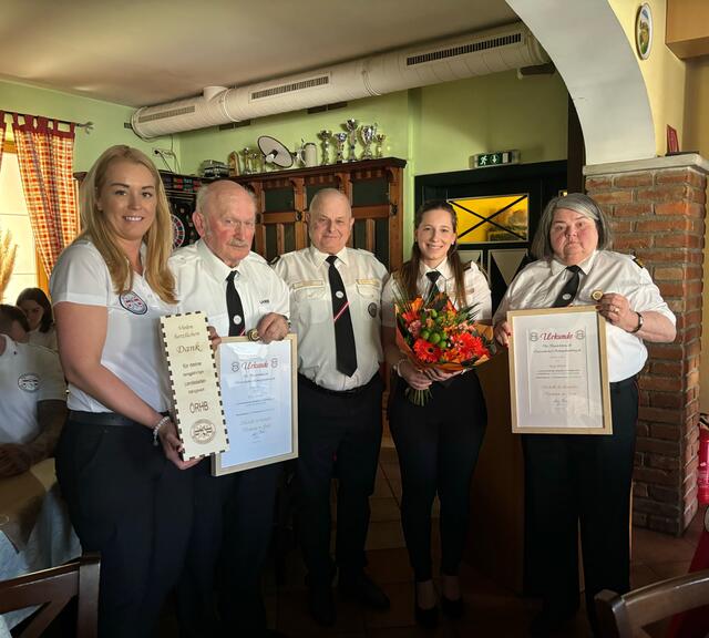Verleihung der Verdienstmedaille in Gold durch die Österreich. Rettungshundebrigade: Cornelia Friesser, Hans Moser, Präsident Heinz Fischer, Angelika Brandl und Rosa Moser | Foto: ÖRHB Burgenland