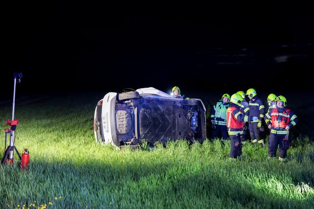 Ein Verkehrsunfall auf der Thannstraße führte gestern Abend zum Einsatz der Feuerwehren Niederneukirchen und Sankt Florian-Markt. | Foto: TEAM FOTOKERSCHI.AT / HANNES DRAXLER