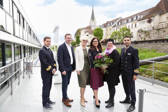 Kapitän der MS Belvedere, Michael Ringsmuth (Fa. Zwölfer), Ulriche Schachner (Bgm. von Ybbs), Birgit Brandner-Wallner (DonauStationen), Birgit Bejan (Nicko Cruises), Kapitän der MS Nickovision | Foto: Barbara Elser
