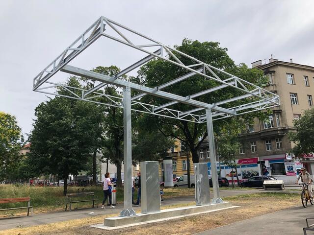 Auch Kunst findet sich am Gürtel, wie hier im Stefan-Weber-Park. | Foto: Schuster