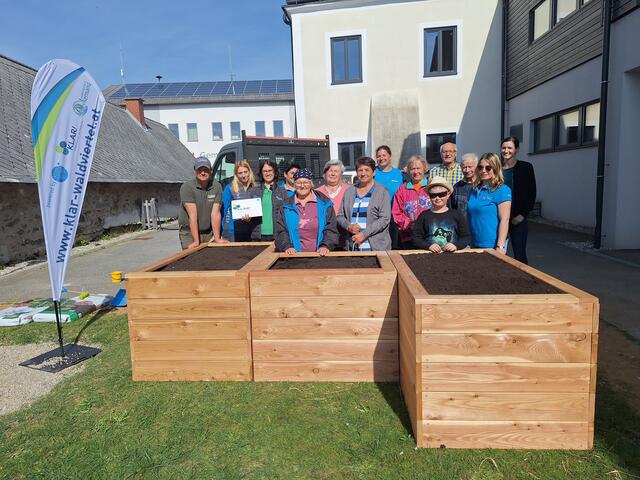 Gärtnermeister Reinhard Laher, Community Nurse Karin Winter, KLAR!-Managerin Elisabeth Höbartner-Gußl, Community Nurse Sandra Schubert-Veits, Josefa Schweighofer, Herta Rameder, Herta Ponwieser, Sonja Neuninger (NÖ Kinderbetreuung), Margarete Hochedlinger, Adrian Eder, Bgm. Friedrich Fürst, Johann Hochedlinger, Community Nurse Tanja Kolm, Monika Eder (v.l.). | Foto: WKL