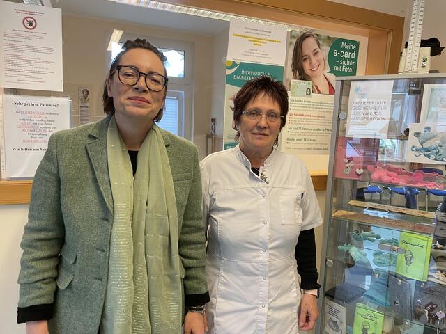 Mit Blick in die Zukunft: Ärztin Gudrun Uran (r.) mit Bürgermeisterin Elke Florian. | Foto: Verderber
