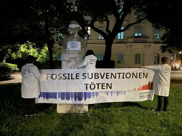 Aus dem Bereich "Wissenschaft" teilverhüllte man unter anderem das Denkmal der Tüftler-Legende Siegfried Marcus (Karlsplatz) | Foto: Scientist Rebellion
