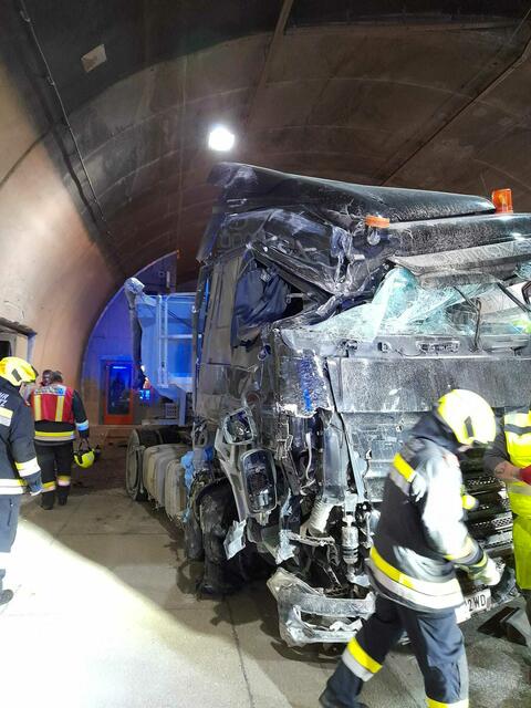Der LKW-Fahrer prallte mit seinem Fahrzeug gegen eine Tunnelnische. Schuld daran war vermutlich ein Reifenplatzer.  | Foto: Freiwillige Feuerwehr Maria Schutz