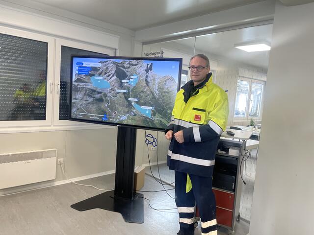 Projektleiter Klaus Feistmantl erklärte das Außen- und das Innenleben des unterirdischen Kraftwerkes.