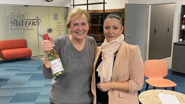 Feierlicher Moment bei easylife: Barbara Scharnagl mit ihrer Betreuerin Dagmar List, stolz auf das erreichte Wohlfühlgewicht.