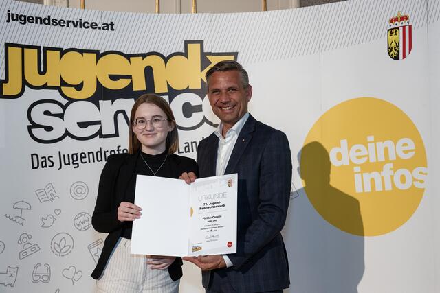 Carolin Pichler vom Borg Linz überzeugte die Jury mit ihrer Rede "Die persönliche Erlaubnis zur Veränderung" und sicherte sich den ersten Platz in der Kategorie "Klassische Rede Höhere Schulen" beim Landes-Jugendredewettbewerb 2024 | Foto: Krenn/Land OÖ