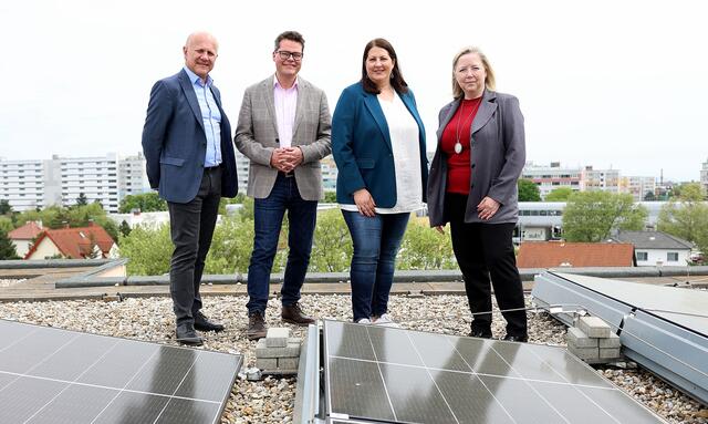 Ernst Bach (Sozialbau AG), Vizebürgermeisterin und Wohnbaustadträtin Kathrin Gaál, Klimastadtrat Jürgen Czernohorszky, Andrea Washietl (SOZIALBAU AG) (v.l.n.r.) überzeugen sich vor Ort davon, dass die Dachflächen des sozialen Wohnbaus immer mehr für die Energiegewinnung genützt werden. | Foto: Stadt Wien/Martin Votava