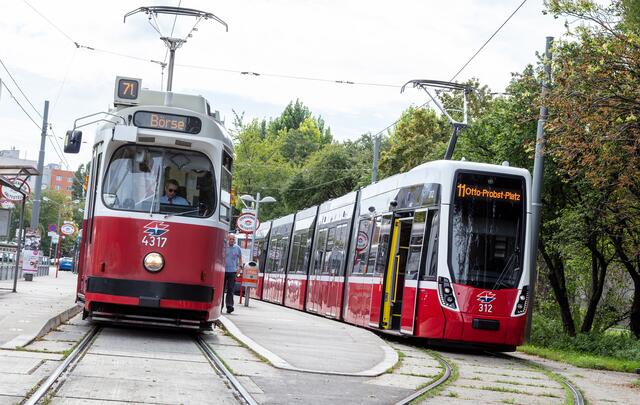 Auch die beiden Bim-Linien 11 und 71 waren kurzzeitig vom Einsatz betroffen. | Foto: Manfred Helmer