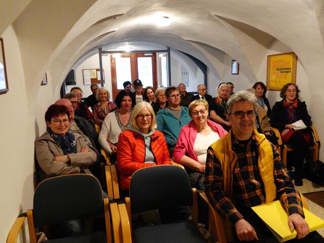 Der Judenburger Literaturkreis im JuThe brachte in der Bibliothek Oberzeiring eine Lesung, Thema „Querbeet" erlaubte eine große Bandbreite.