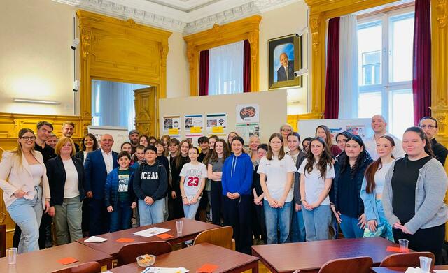 Die Schülerinnen und Schüler durften ihre Projekte in der Bezirksvorstehung vortragen. | Foto: BV 17