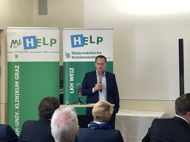Primarius Stefan Pötz hat mit 1. Februar die Aufgabe als Abteilungsleiter für Innere Medizin am LKH Weiz von seinem Vorgänger Gerhard Zischka übernommen. | Foto: Regionalmedien Steiermark/Vorraber