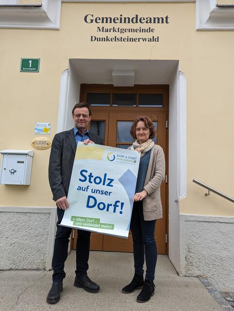 Bürgermeister Franz Penz mit Regionalberaterin Tanja Wesely | Foto: Dorf- &amp; Stadterneuerung/Tanja Wesely
