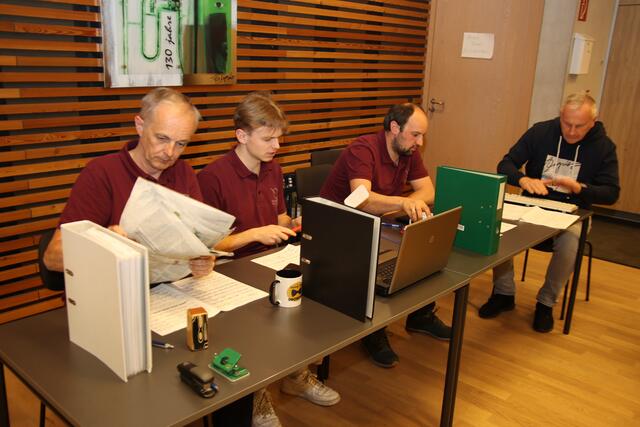 Trommeln im Takt mit verschiedenen Büro-Utensilien.
